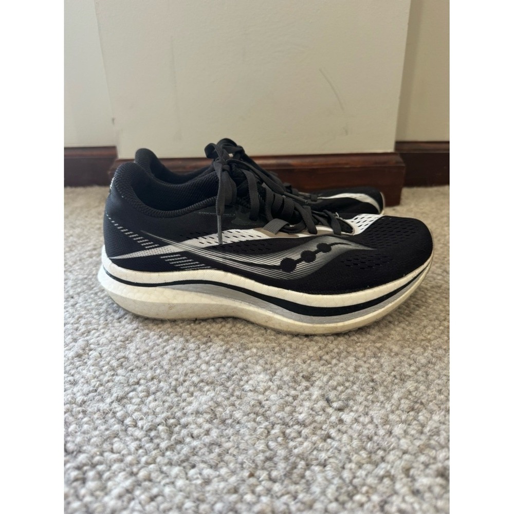 SAUCONY WOMEN'S ENDORPHIN‎ SPEED SIZE 8 IN BLACK AND WHITE
